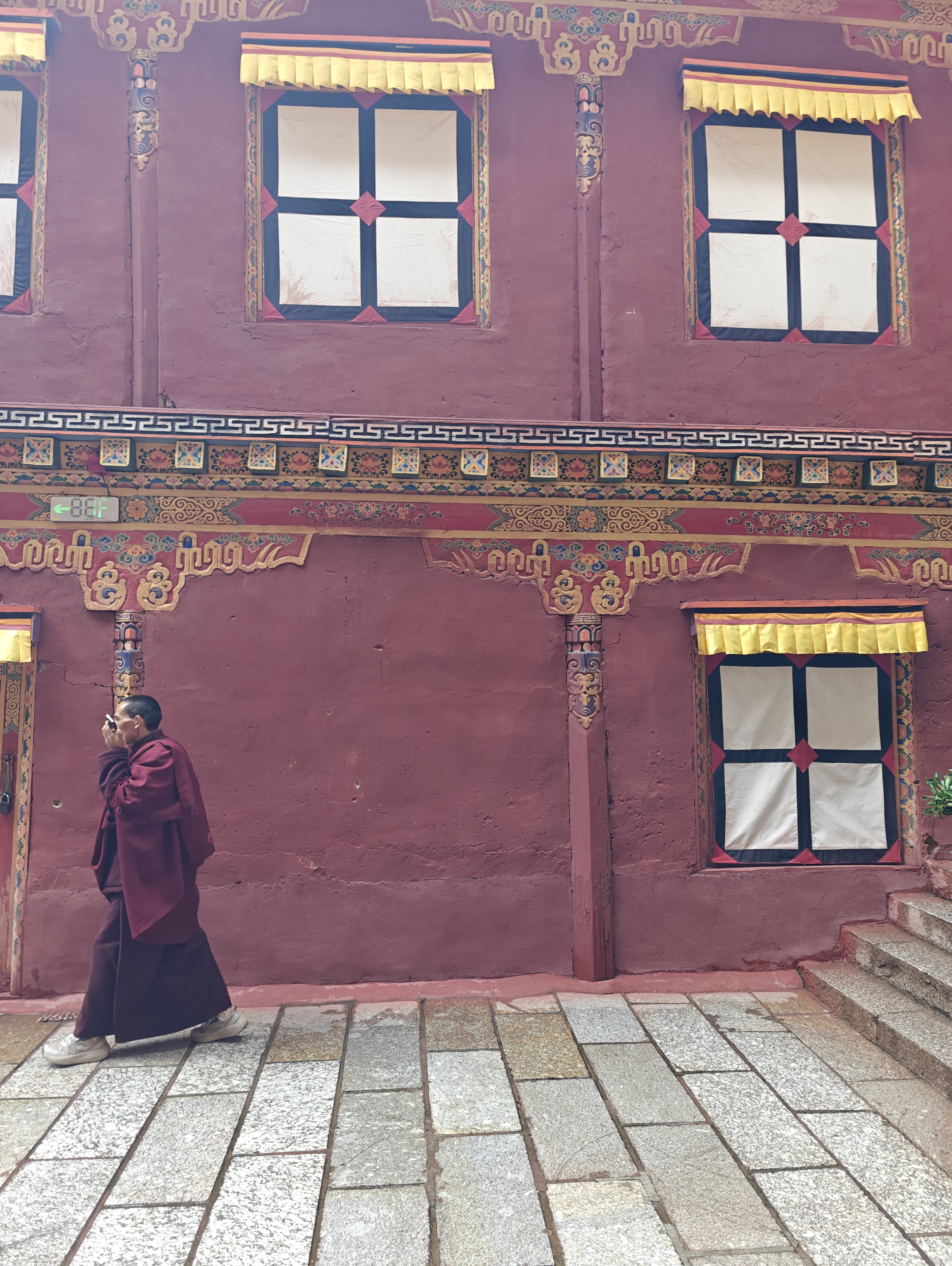 lama; Dege; temple; mobile phone; 德格; 印经院; 喇嘛; 僧人; 手机; 寺庙