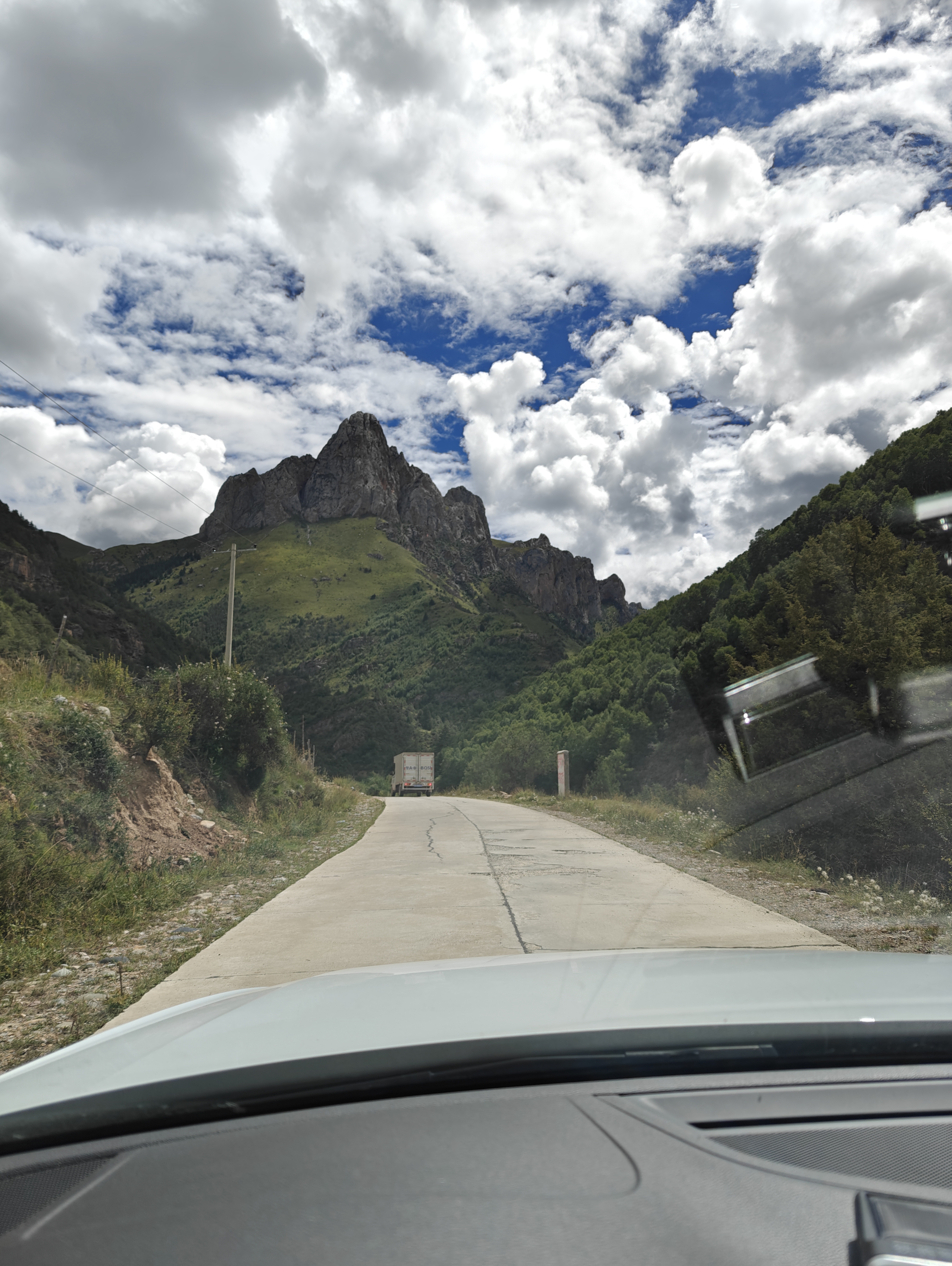 sichuan; mountain; valley; truck; 四川; 河谷; 山路; 货车