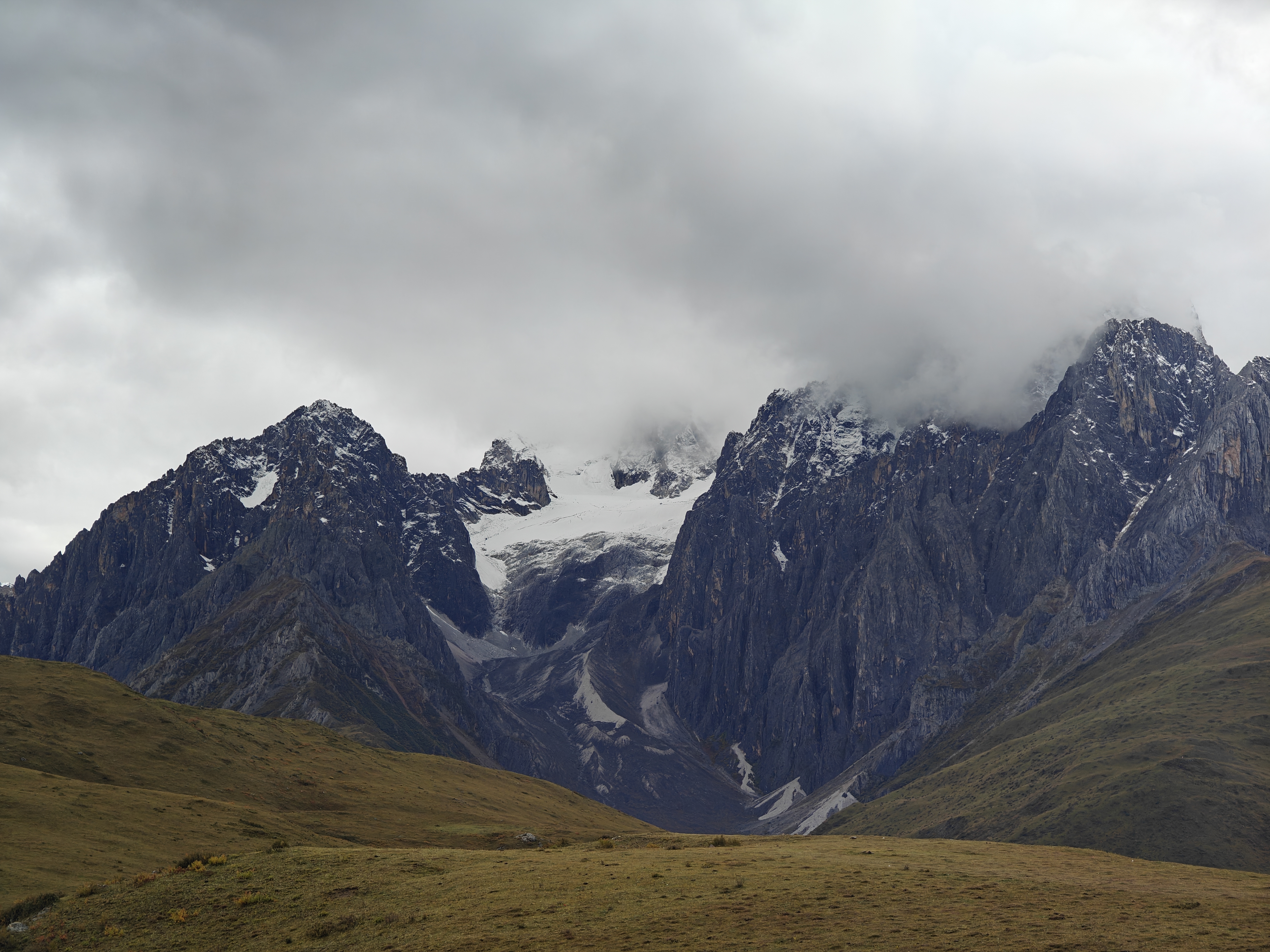 glacier; Sichuan; Garze; mountains; clouds; fog; overcast; 冰川; 刀锋岩; 群山; 云雾; 四川; 甘孜; 阴天